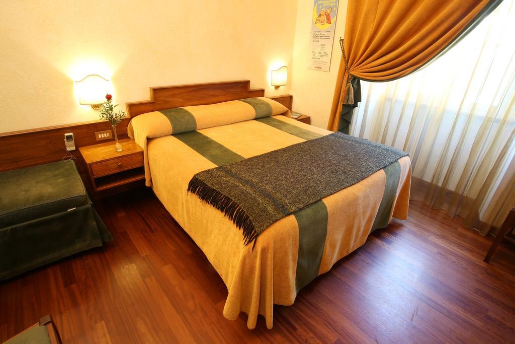 Al Colonnato Di San Pietro Bed and Breakfast Rom Exteriör bild