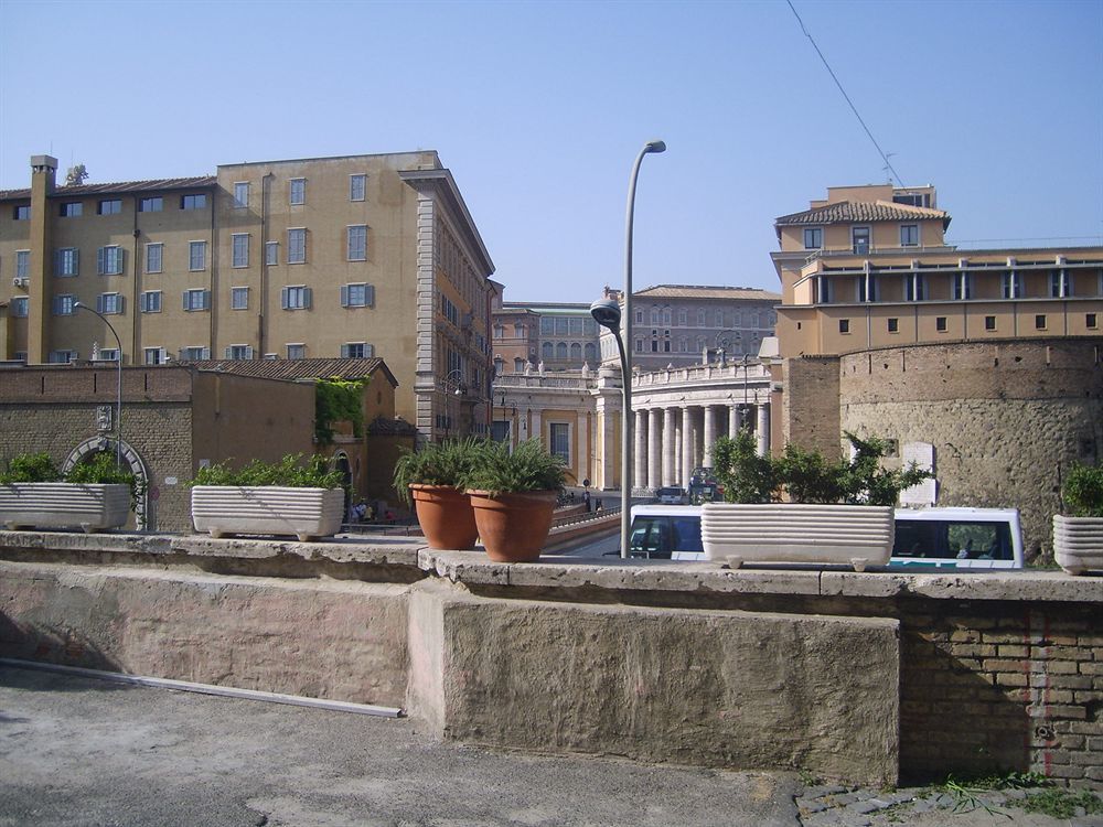 Al Colonnato Di San Pietro Bed and Breakfast Rom Exteriör bild